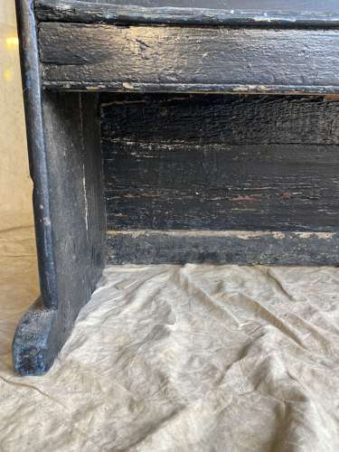 An antique Georgian painted pine tavern settle of small proportions