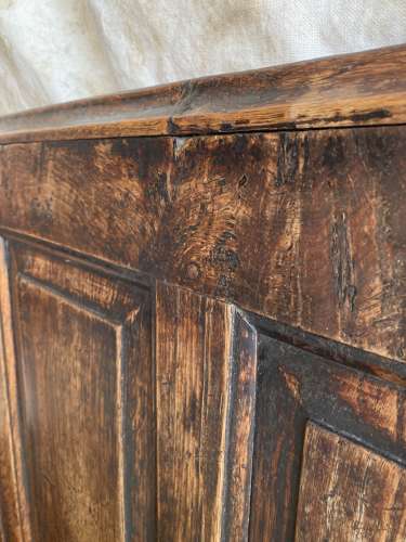 An antique late 18th century Welsh elm and pine settle bench.