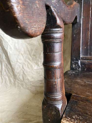 A charming antique 18th century Welsh panelled oak box settle