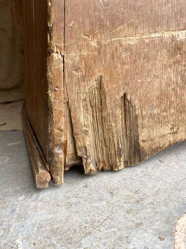 An antique George III pine barrel back tavern settle