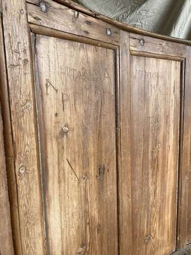 A remarkable rare 8ft early 17th century antique elm and pine barrel back tavern settle