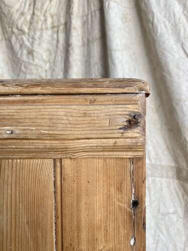 A charming and uncommon early 19th century English antique pine settle
