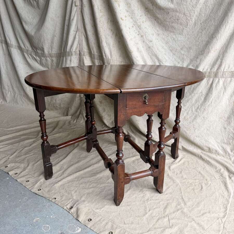 A fine quality Georgian antique red walnut gateleg dining table