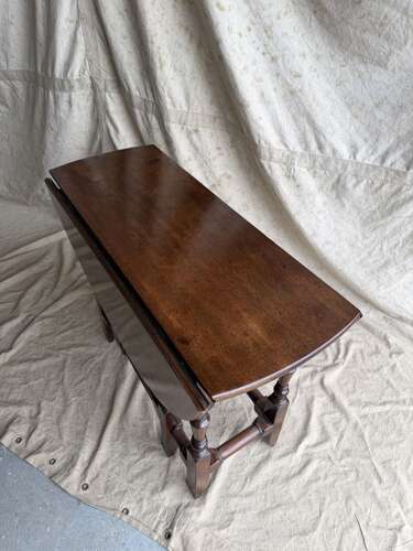 A fine quality Georgian antique red walnut gateleg dining table