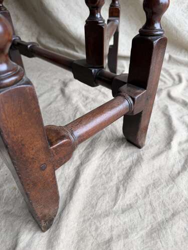 A fine quality Georgian antique red walnut gateleg dining table