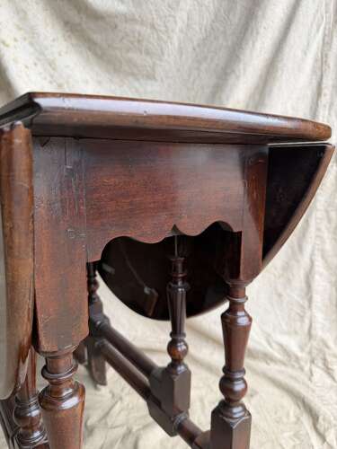 A fine quality Georgian antique red walnut gateleg dining table
