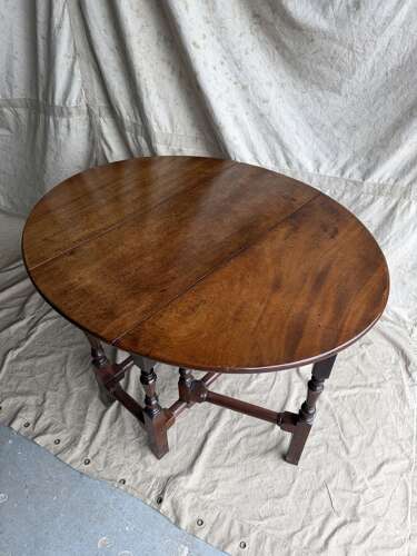 A fine quality Georgian antique red walnut gateleg dining table