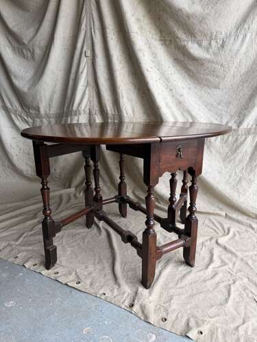 A fine quality Georgian antique red walnut gateleg dining table
