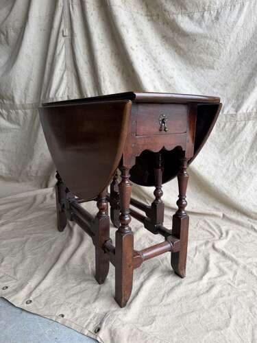 A fine quality Georgian antique red walnut gateleg dining table