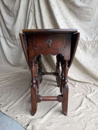 A fine quality Georgian antique red walnut gateleg dining table