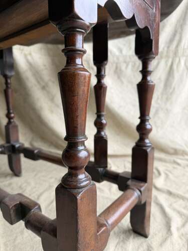A fine quality Georgian antique red walnut gateleg dining table