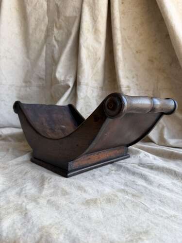 A Georgian mahogany antique cheese coaster